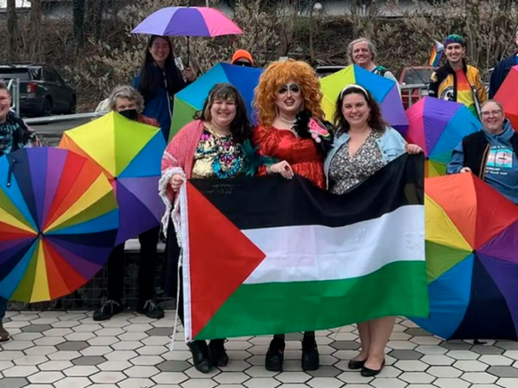 Drag queen hace que niños estadounidenses canten ‘Palestina libre’: ‘Un doble golpe de adoctrinamiento’