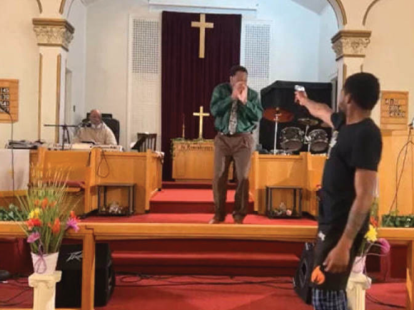 Hombre afirma que Dios le dijo que disparara al pastor durante el servicio, pero el arma se atascó